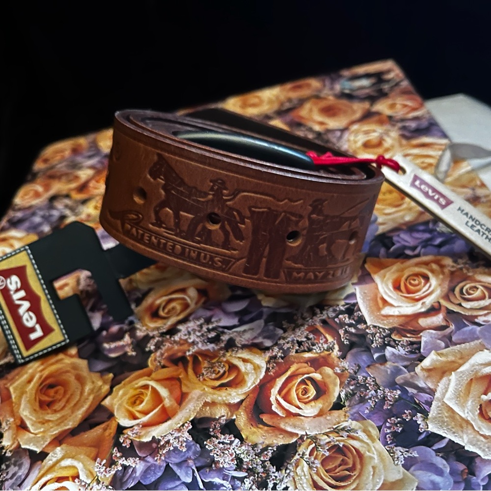 Brand New Levi’s Embossed belt Brown leather Men’s size: Large